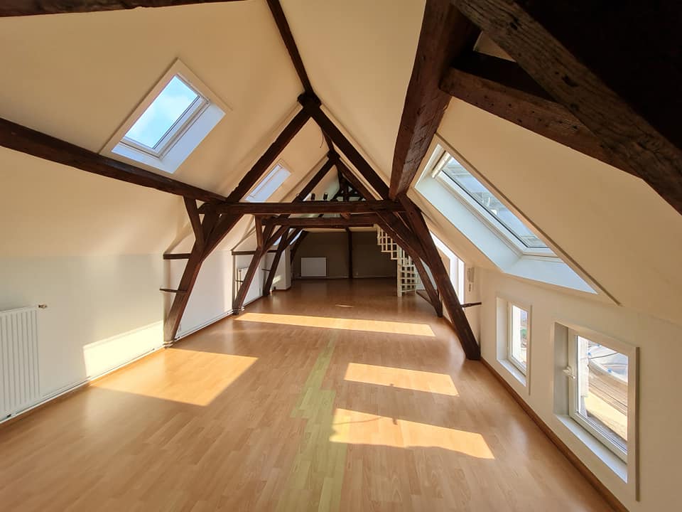 Houten dakconstructie met nieuwe spanten en isolerende onderdakplaten - renovatie uitgevoerd door Dakwerken Van Vlaenderen