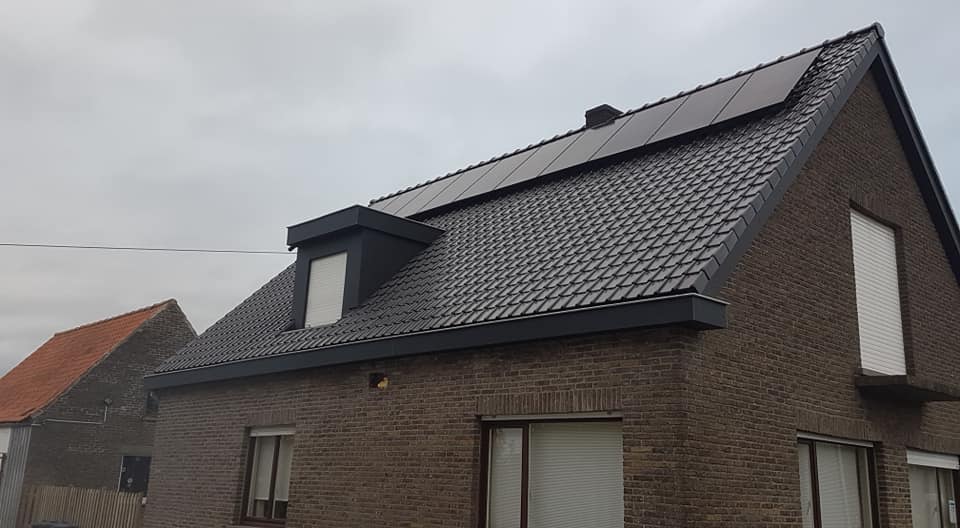 Rijwoning in dakrenovatie met steigers en spandoek van Dakwerken Van Vlaenderen - werffoto