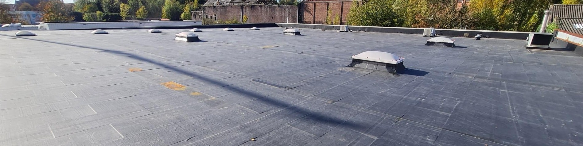 Afgewerkt plat EPDM-dak met strakke randafwerking in aluminium dakprofielen