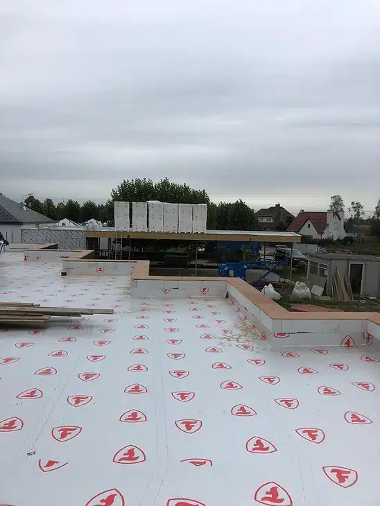 Afgewerkt plat EPDM-dak met strakke randafwerking in aluminium dakprofielen