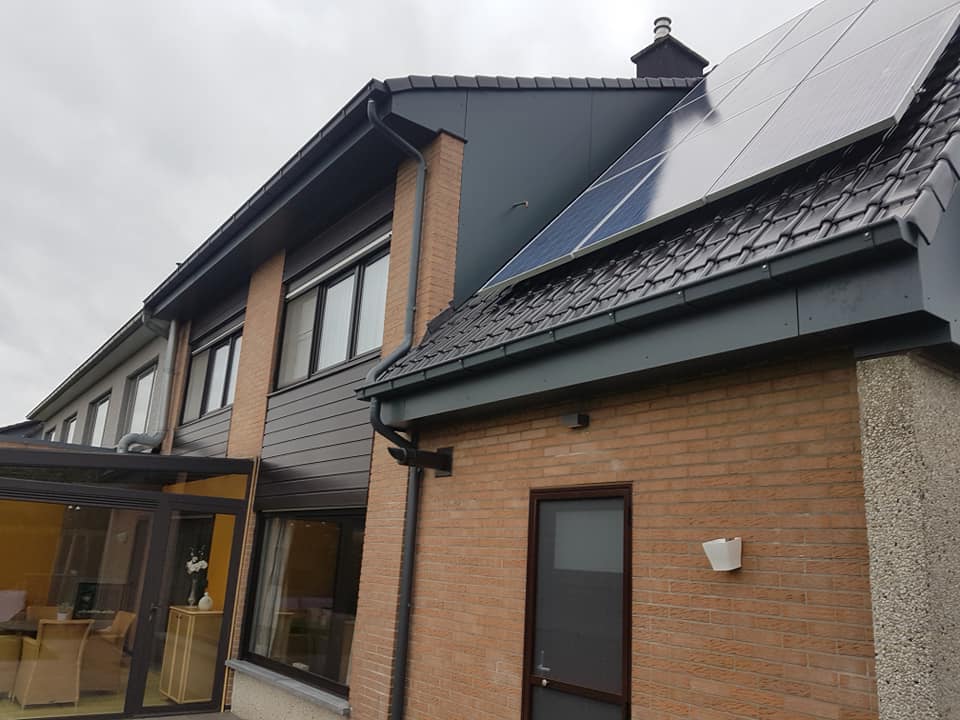 Gerenoveerd hellend pannendak met anthracietgrijze keramische pannen op een woning - uitgevoerd door Dakwerken Van Vlaenderen