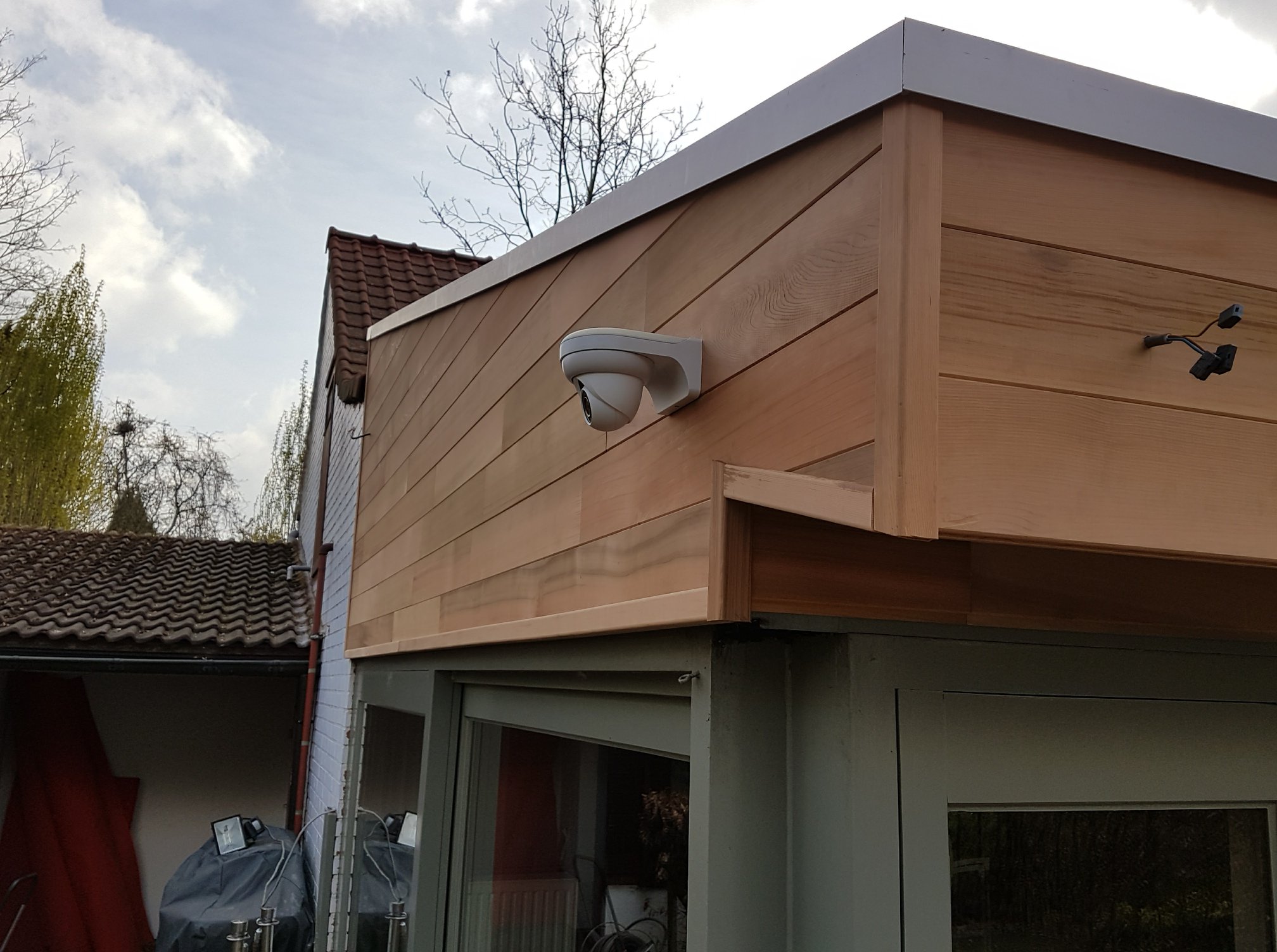 Moderne woning met anthraciet pannendak en zonnepanelen - plaatsing door Dakwerken Van Vlaenderen