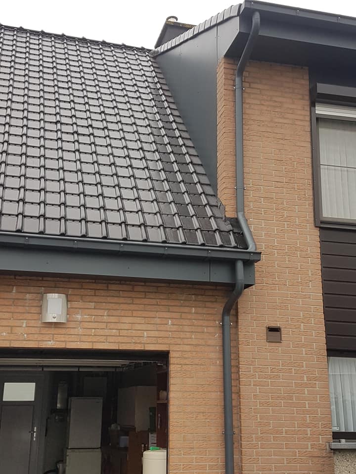 Net afgewerkt hellend dak met anthracietgrijze pannen en strak zinkwerk